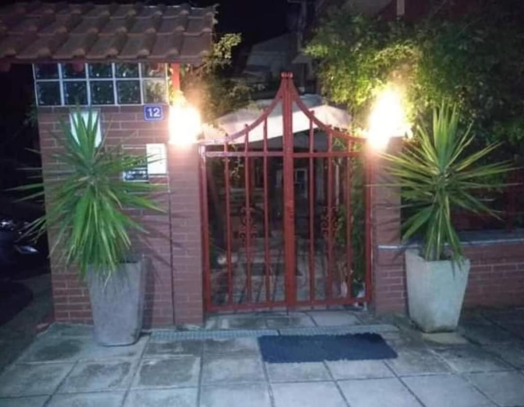 Blue Moon Accommodation 尼亚米卡尼奥纳 外观 照片
